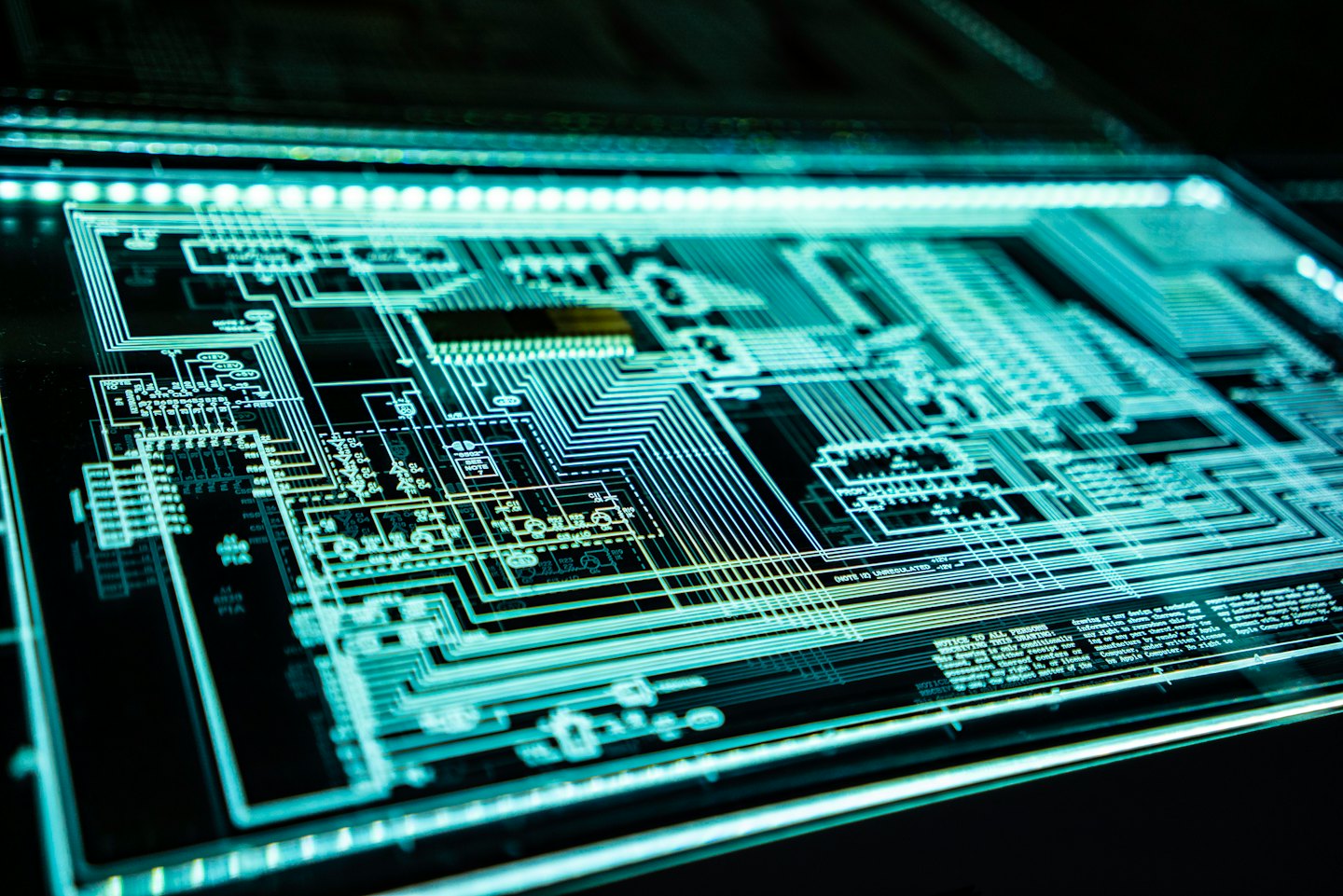 Placa de circuito futurista brillante con líneas y componentes intrincados.