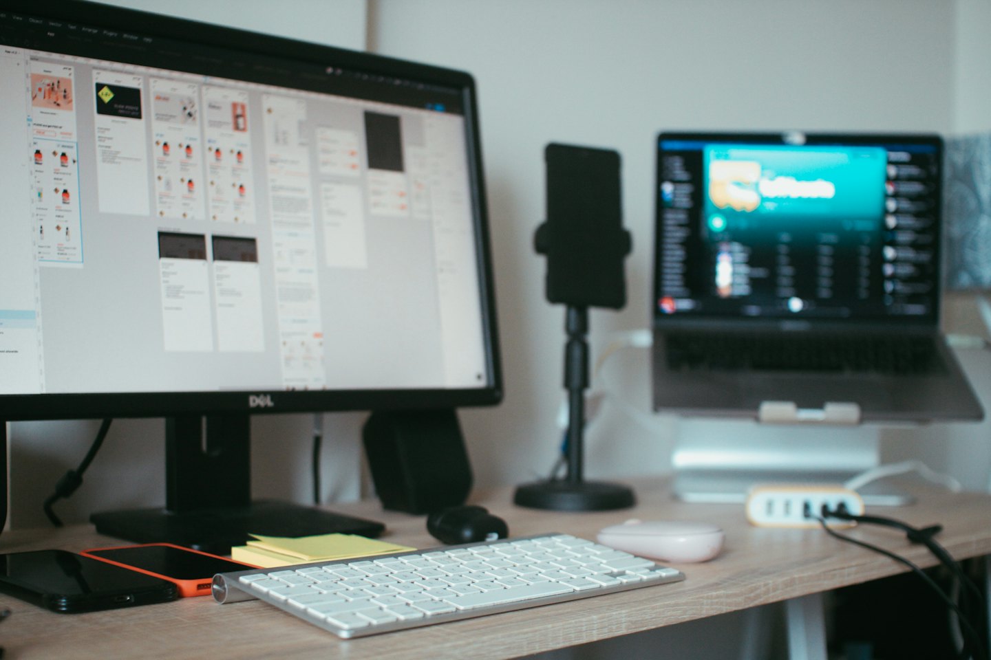 Escritorio de oficina moderno con dos monitores y accesorios tecnológicos.